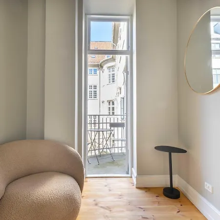 Centrally Located 3 Bedroom Apartment *