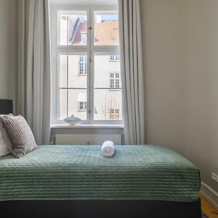 Apartment Centrally Located 3 Bedroom Apartment *