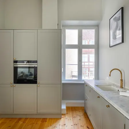 Centrally Located 3 Bedroom Apartment *